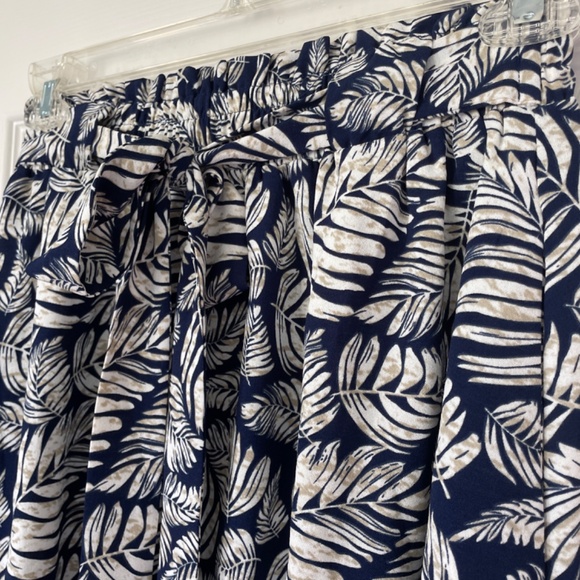 Navy floral skirt - size M - Picture 2 of 2